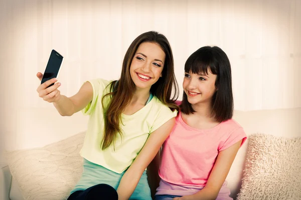 Dos chicas haciendo foto —  Fotos de Stock