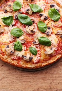 Dilim sebze ile lezzetli pizza