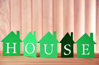 Kağıt evler ahşap arka plan üzerinde