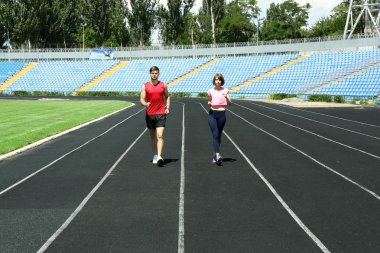 Gençler stadyum üzerinde koşu