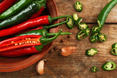 Biber baharat ahşap tablo ile yakın çekim