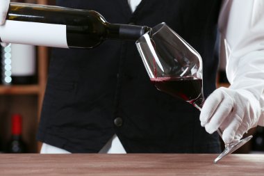 Kasada çalışan barmen  