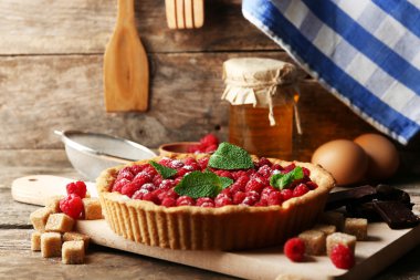 Ahşap arka plan üzerinde taze ahududu ile tart