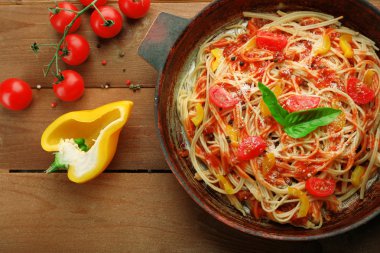 Ev yapımı spagetti Bolognese Pan, ahşap arka plan üzerinde