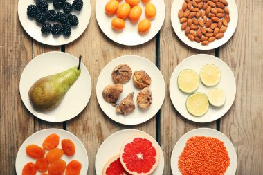 farklı ürünler üzerinde daireler ahşap tablo, üstten görünüm