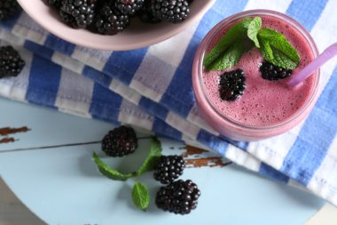 Böğürtlen tablo ile lezzetli berry güler yüzlü yakın çekim