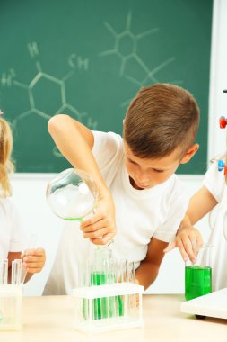 Sevimli öğrenci Biyokimya araştırma yapıyor