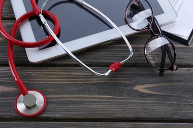 Kırmızı lastik stetoskop tablet ile