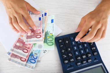 İnsan para hesaplama eller