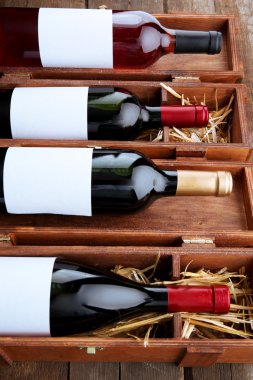 karanlık şarap şişeleri