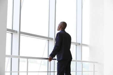 Ofiste yakışıklı Afrikalı-Amerikalı işadamı