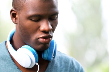 yakışıklı bir Afrikalı-Amerikalı adam