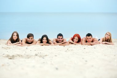 Gençler kumsalda yalan