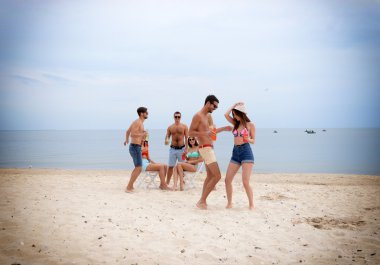 Güzel insanlar plajda eğlenmek