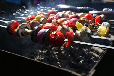 Barbekü mangal closeup ortasında