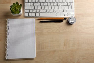 Beyaz klavye ve defter 