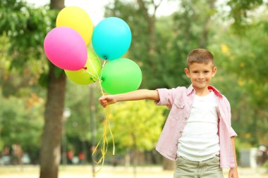 küçük çocuk balon 