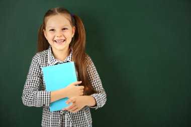 kitap ile güzel küçük bir kız