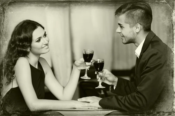 Echtpaar met wijn op restaurant — Stockfoto