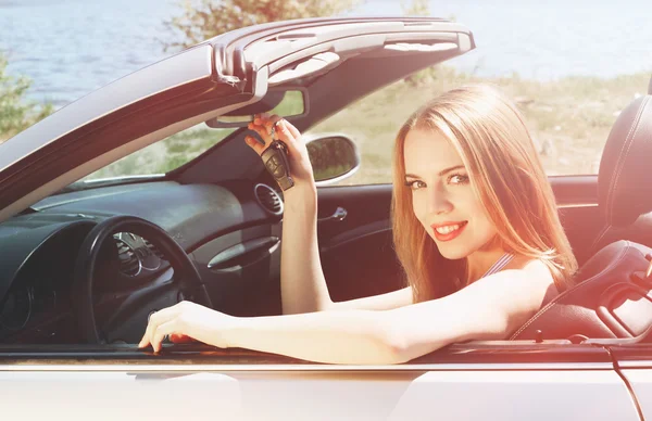 Pretty Girl Keys Cabriolet Outdoors — Stock Photo, Image