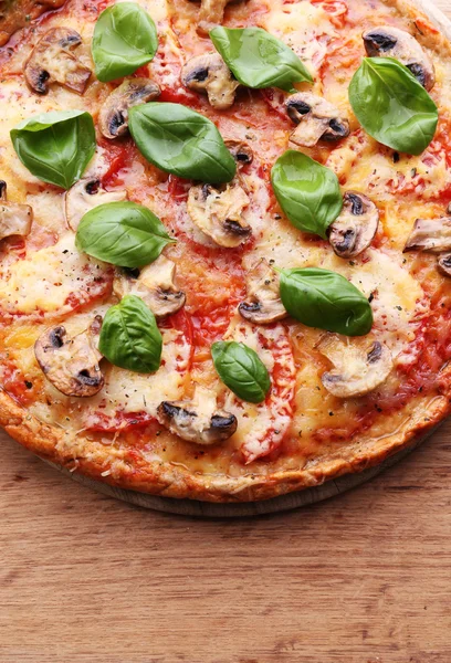 Plastry pyszne pizza z warzywami — Zdjęcie stockowe