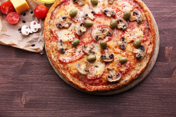 Fette di deliziosa pizza con verdure — Foto Stock