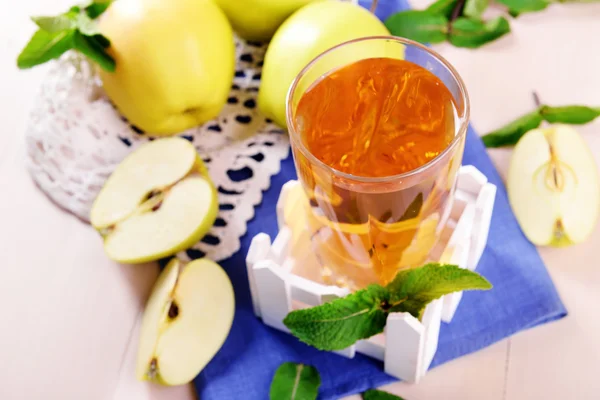 Bicchiere di succo di mela con frutta e menta fresca sul tavolo da vicino — Foto Stock