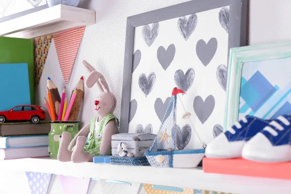 Çocuk odasında oyuncaklarla raflar — Stok fotoğraf