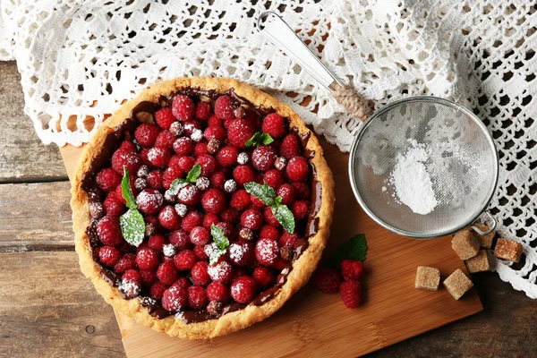 Tarta con frambuesas frescas, sobre fondo de madera — Foto de Stock