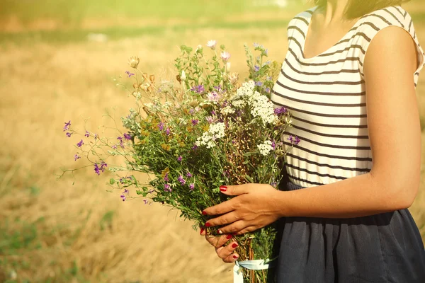 Mani femminili con bouquet — Foto Stock