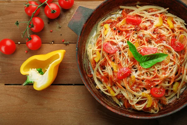 Zelfgemaakte Spaghetti Bolognese op pan, op houten achtergrond — Stockfoto