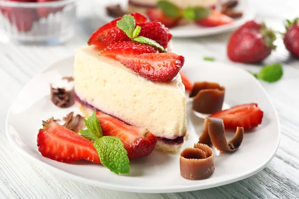 Cheesecake delicios cu fructe de padure pe masa aproape — Fotografie, imagine de stoc