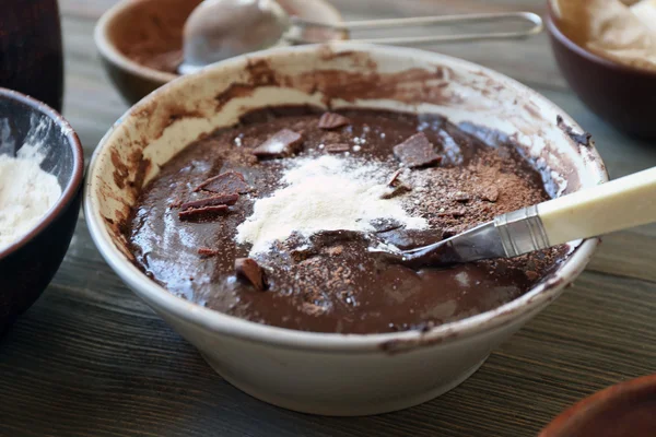 Preparación de la masa para el pastel de chocolate en la mesa de cerca — Foto de Stock