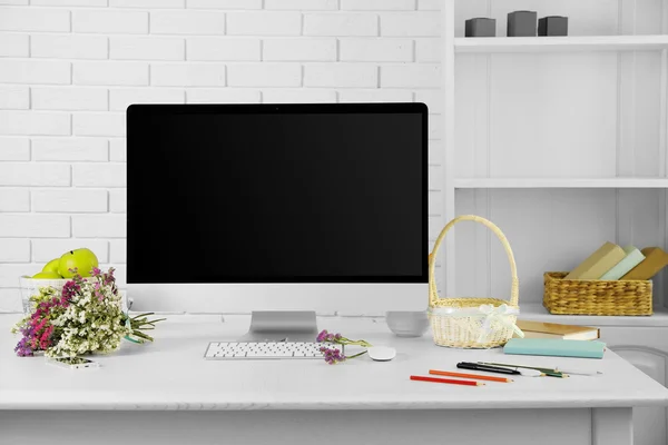 Werkplek met moderne computer — Stockfoto