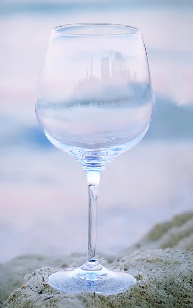 Copo romântico de vinho na praia — Fotografia de Stock