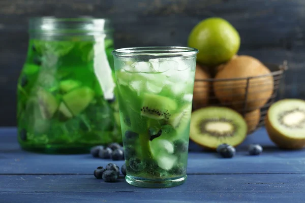 Kiwi en Blueberry cocktail op houten achtergrond — Stockfoto