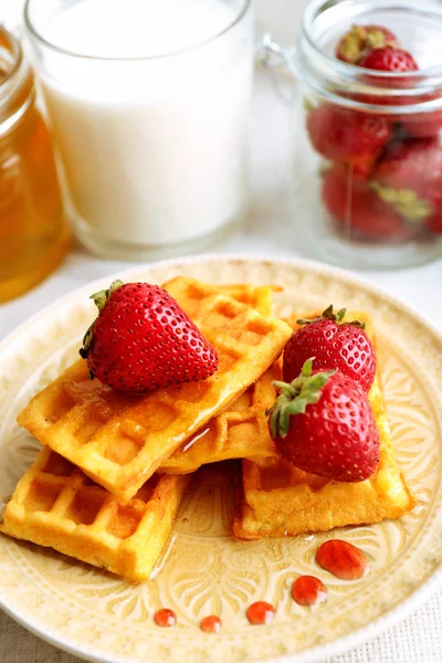 Doces waffles caseiros com morangos frescos no prato, no fundo claro — Fotografia de Stock