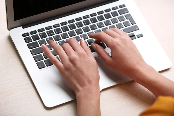 Frau benutzt Laptop — Stockfoto