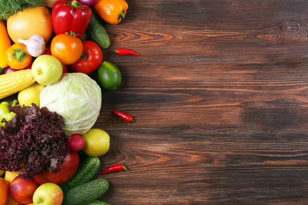 Un mucchio di frutta e verdura su sfondo di legno — Foto Stock