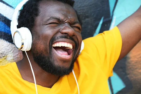 African american homme écouter de la musique — Photo