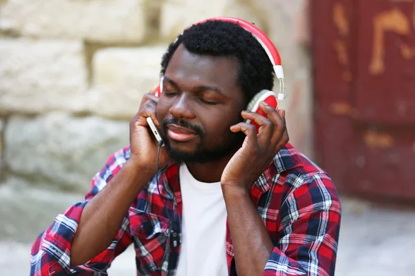 Kulaklıklar ile Afrika kökenli Amerikalı adam — Stok fotoğraf