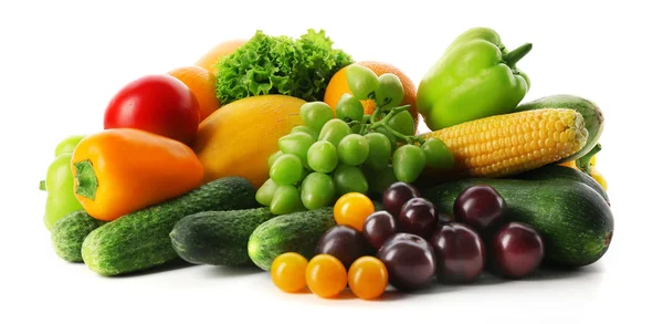 Verduras frescas y frutas aisladas sobre blanco — Foto de Stock