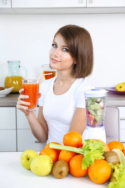 Kvinnan visar glas färsk juice — Stockfoto