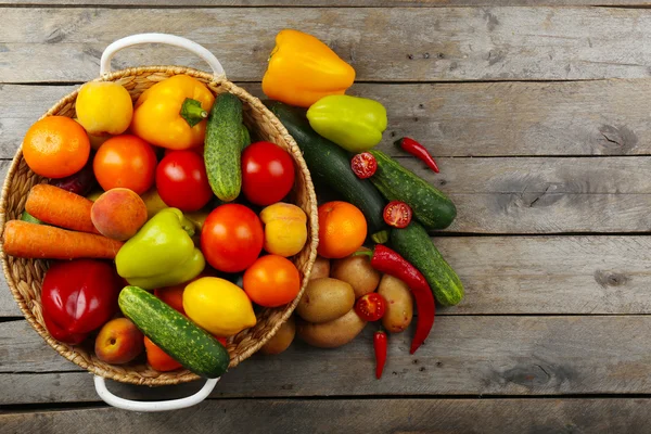 Montón de frutas y verduras frescas — Foto de Stock