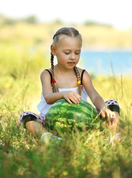 Gadis kecil dengan semangka — Stok Foto