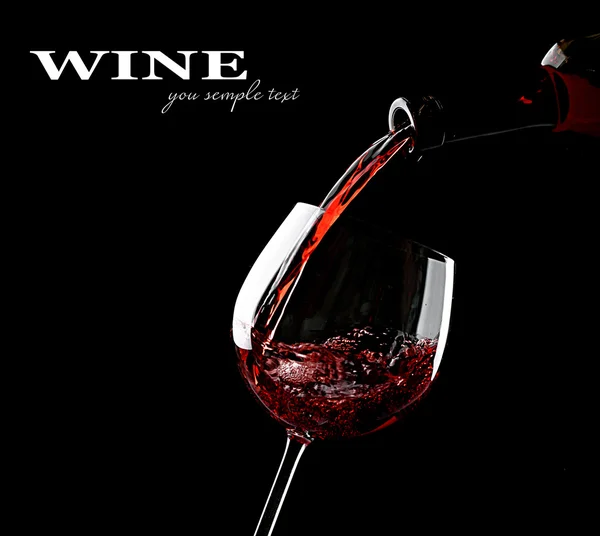 Şarap kadehine dökülen kırmızı şarap. — Stok fotoğraf