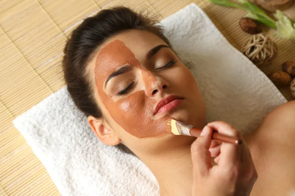 Vrouw terwijl gezicht cosmetische procedure — Stockfoto