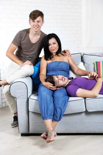 Retrato de família feliz no sofá — Fotografia de Stock