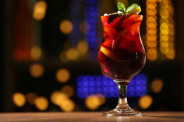 Glas cocktail op donkere wazig lights achtergrond — Stockfoto