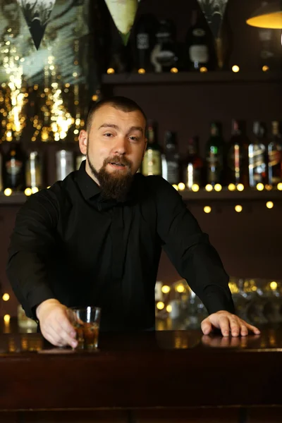 Retrato de barman bonito — Fotografia de Stock